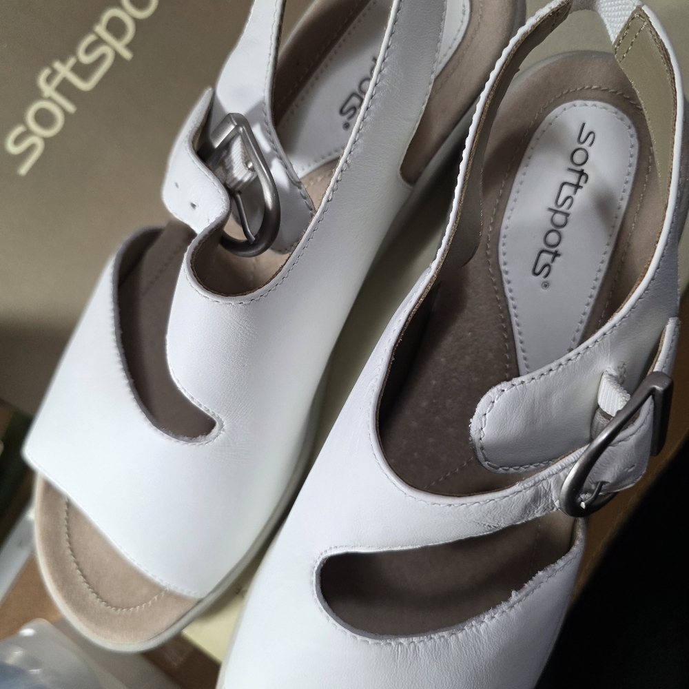 NIB Size 10 Softspots Women's White Hyaci nthSandals